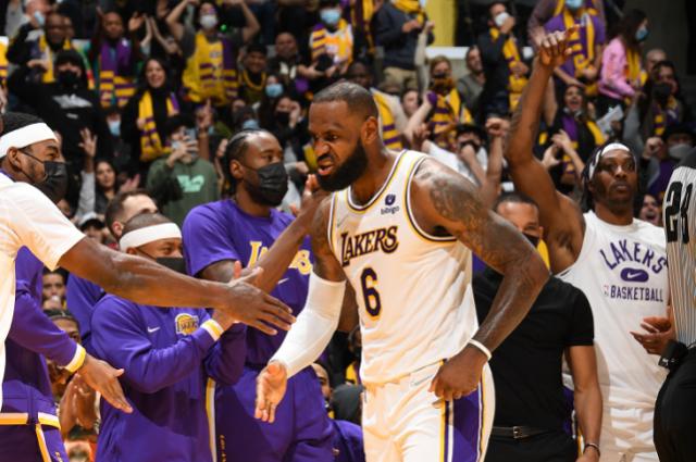 开云-【观察】詹姆斯有多伟大 韦少哈登就有多拉胯