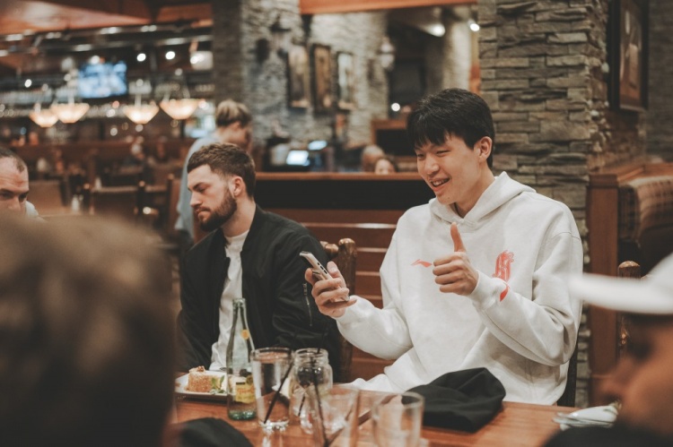 开云下载-其乐融融!杨瀚森上周末做东 请混音队全队聚餐🍽️